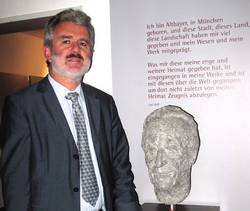 Herbert Kirsch, Bürgermeister der Marktgemeinde Diessen am Ammersee vor dem Carl Orff-Portrait, das die in Diessen lebende Bildhauerin Lisa Merkel (1916 – 2002) schuf. Es ist im Foyer des weltweit einzigen Carl Orff-Museums ausgestellt.