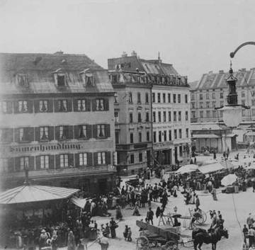 « Durant ma jeunesse, j’ai assisté à ces "spectacles" religieux et militaires. Ils furent un prélude au monde du théâtre qui s’ouvrait progressivement à moi. » [5] (Viktualienmarkt, Munich, 1899)