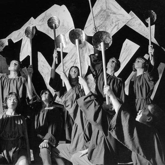 (Children in the snow, Stage photo of performance at Theodor-Heuss grammar school in Ludwigshafen 1965)