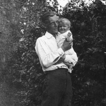 (Carl Orff 1921 with his daughter Godela)
