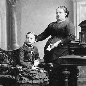 »Meine Großmutter kenne ich nur leidend. Schwer herzkrank saß sie meist in ihrem großen Fauteuil.«[5] (Marie Koestler mit Tochter Paula, um ca. 1879)