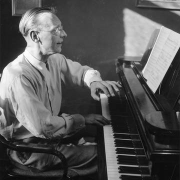 »And only his music, linguistic artistry and the educational dimension of a music born out of the spirit of language and a language born out of the spirit of music would lead the way towards the perception of his creative work.«[5] (Carl Orff in his study, Maillingerstraße 16, Munich 1936), Photo: Otto Moll