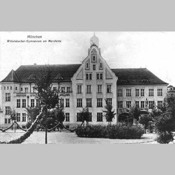 »En 1907, j’entrais au Wittelsbacher Gymnasium [...]. Bientôt je fus recruté par la chorale paroissiale et, en raison de ma voix de soprano, je devins soliste.«[2] »Je considérais les cours au Wittelsbacher Gymnasium comme des exercices imposés. [...]. A l’époque, seul le grec m’intéressait véritablement.«[3] (Wittelsbacher Gymnasium  de Munich)