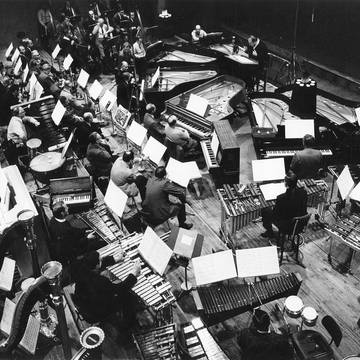 »Nach verschiedenen flüchtigen, viel zu kurzen Treffen und Unterredungen mit dem ›Vielbeschäftigten‹[...]überraschte mich Karajan im Februar 1952 mit der Idee, auch die Regie von Trionfi übernehmen zu wollen. Über dieses Vorhaben war ich ziemlich erschrocken[...]. Trotz allem ließ ich mich überreden, der Aufführung beizuwohnen. Ich hatte[...]einen Gripperückfall bekommen, so daß ich den Abend nur im ›Fieberwahn‹ erlebte und nicht mehr die leiseste Erinnerung daran habe. Ich weiß nur, daß ich am Ende durch Pfiffe aufgerüttelt wurde.«[6] (Oedipuse, Schallplattenaufnahme 1967)