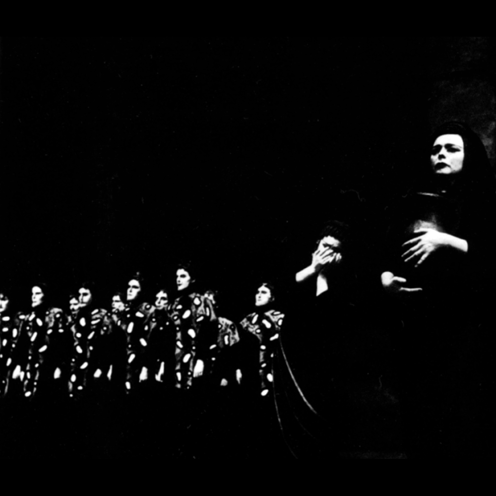(Szenenfoto ›Antigonae‹, Stuttgart 1956; Regie und Bühnenbild: Wieland Wagner)