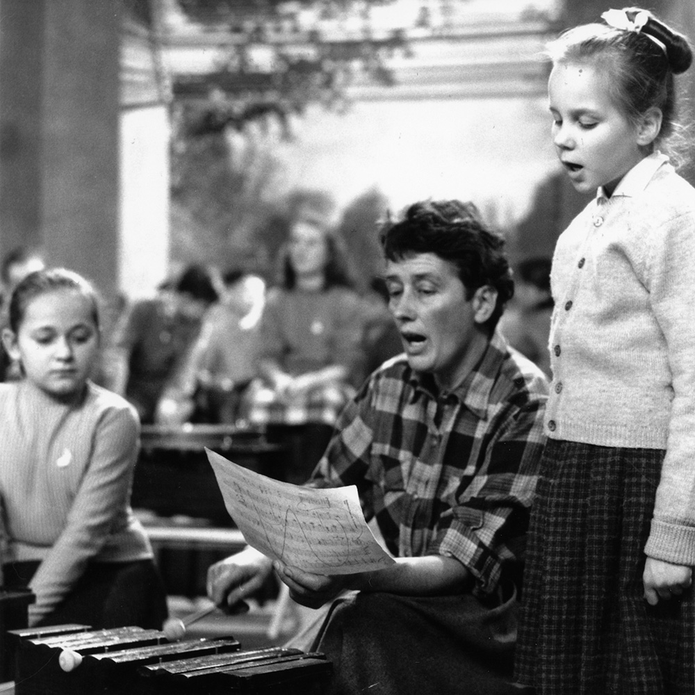 »Elementare Musik in einer pädagogisch aufgebauten Sendereihe für Hunderte von Schulen und Tausende von Kindern[...]. Was jetzt auf mich zukam, war etwas völlig Anderes: eine Musik ausschließlich für Kinder, die von Kindern gespielt, gesungen, getanzt, [...]von ihnen selbst erfunden werden konnte[...].«[2] »Die Zusammenstellung des Materials besorgte ich mit Gunild Keetman.«[3] (Gunild Keetman in der Sendereihe »Musik für Kinder«, 1957)