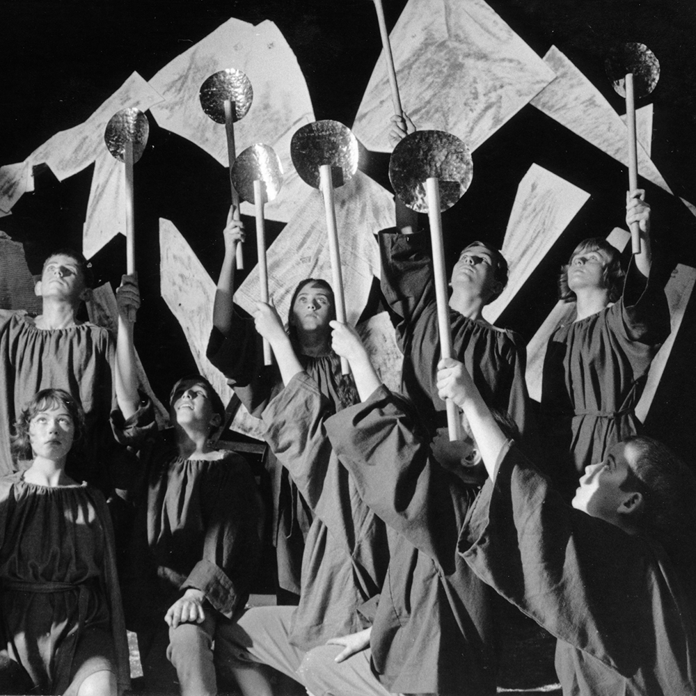 (Children in the snow, Stage photo of performance at Theodor-Heuss grammar school, Ludwigshafen am Rhein, 1965)