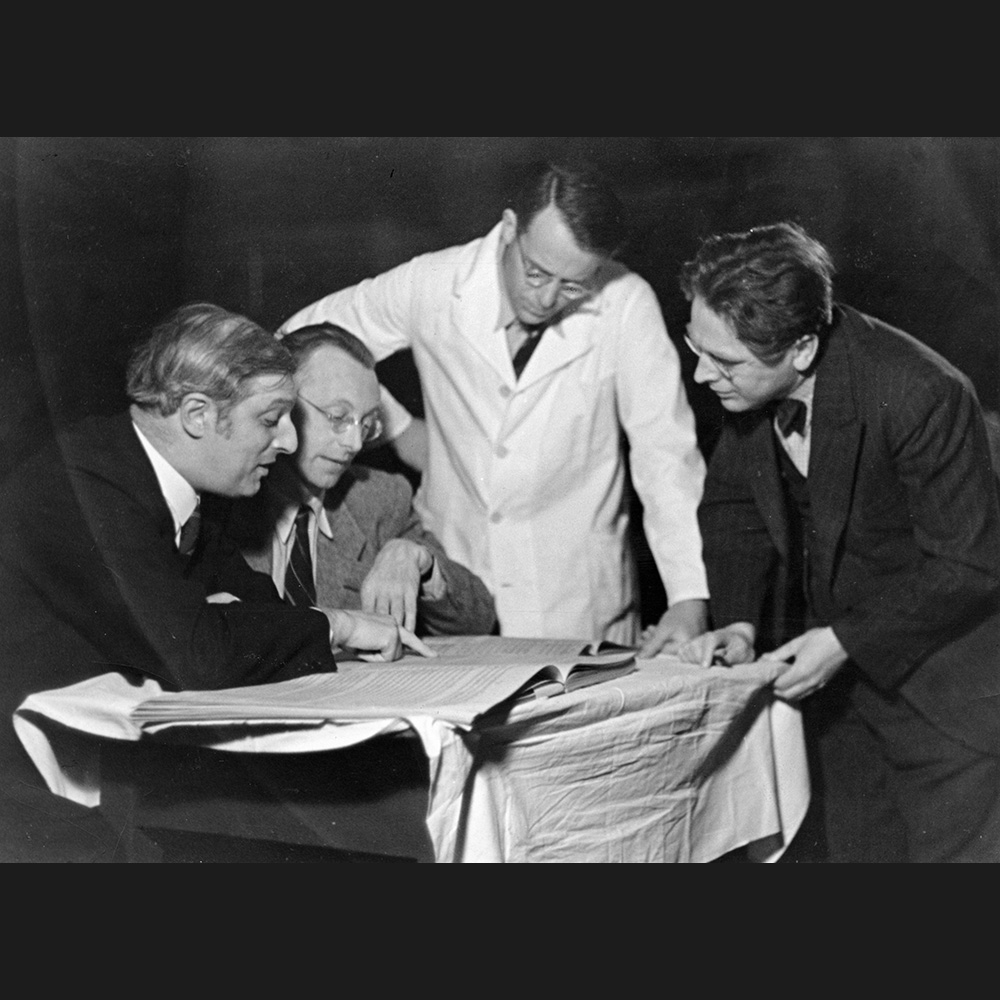 (Clemens Krauss, Carl Orff, Rudolf Hartmann und Josef Kugler bei der Arbeit zur Uraufführung 1939, von links)